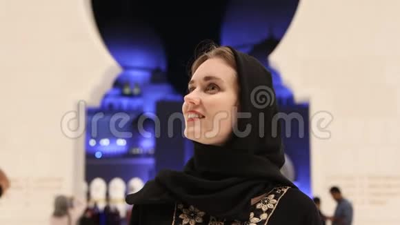 微笑的女孩崇拜清真寺视频的预览图
