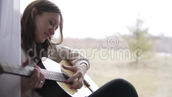 一个漂亮的女人弹吉他视频的预览图