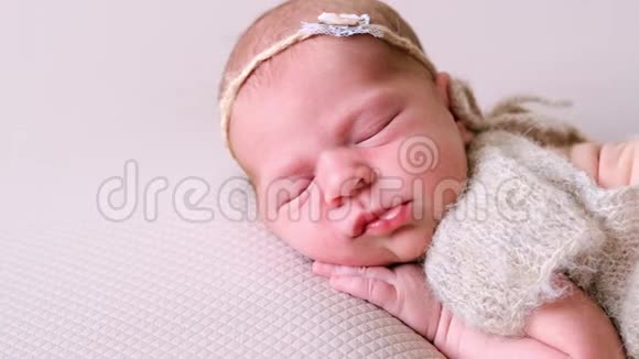 睡意朦胧的婴儿躺在床上视频的预览图