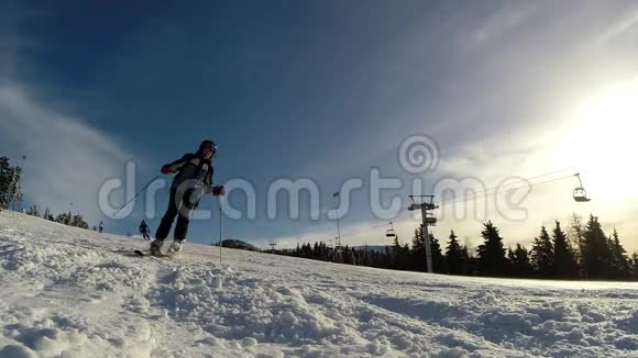 滑雪者在斜坡上滑雪的慢动作视频的预览图