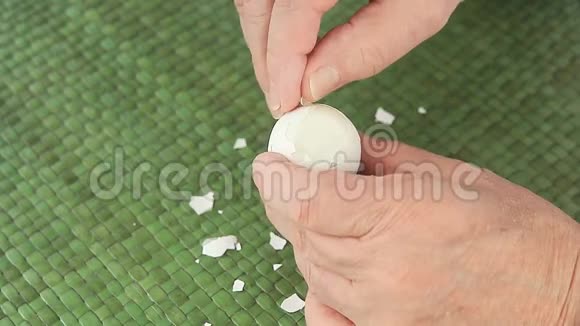 男人剥开的鸡蛋视频的预览图