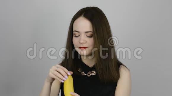 迷人的年轻女人打扫和吃香蕉视频的预览图
