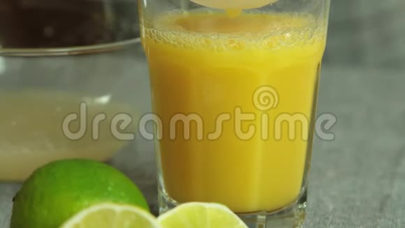 橙汁和柠檬巧克力慕斯和橙汁果冻视频的预览图