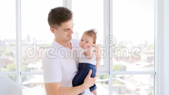 年轻的父亲抱着婴儿视频的预览图