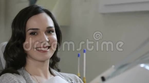 在牙医诊所微笑的女人视频的预览图