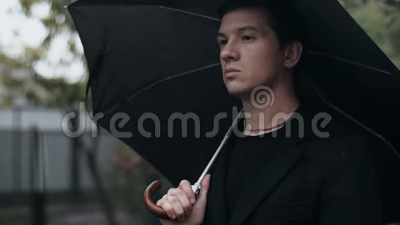 雨中的人在伞下视频的预览图