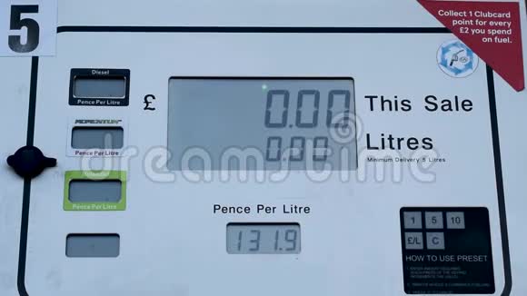 英国燃油站油泵汽油泵气泵输送燃料成本上升视频的预览图