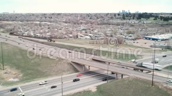 科罗拉多州阿瓦达76号州际公路和谢里丹大道的视频视频的预览图