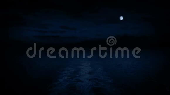 夜晚与月亮的船后景视频的预览图