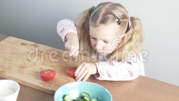 可爱的小女孩切个西红柿视频的预览图