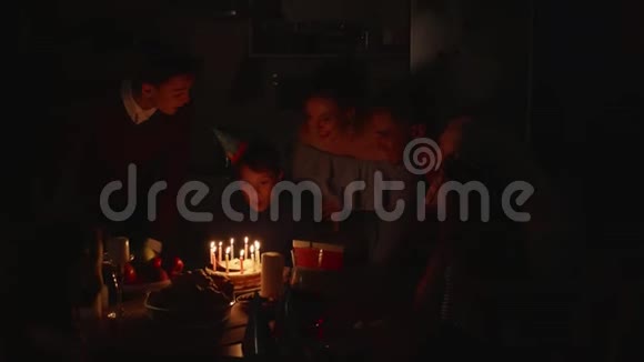 生日蛋糕在桌子上视频的预览图