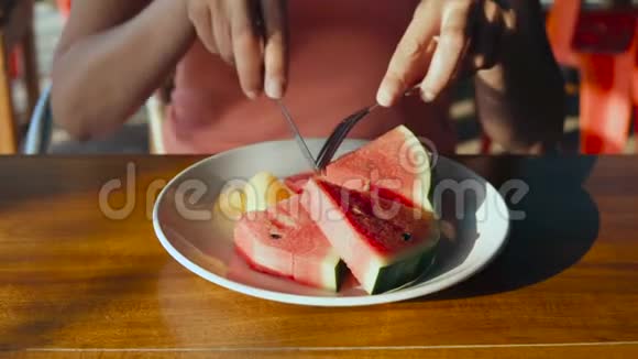 女人吃水果视频的预览图