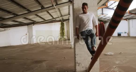 空仓库里的男舞者视频的预览图
