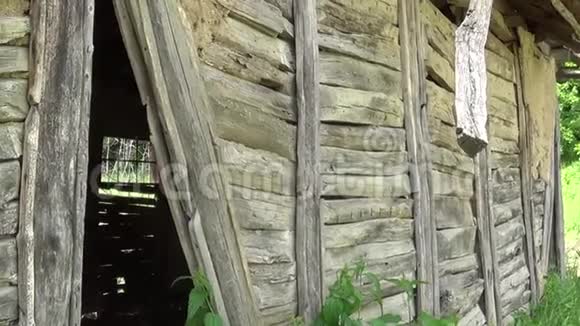 一堵木墙墙上有一个旧废弃的房子视频的预览图