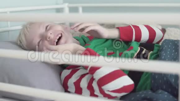 快乐的婴儿躺在医院的床上视频的预览图