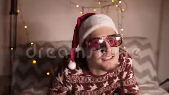 参加圣诞派对的眼镜男视频的预览图