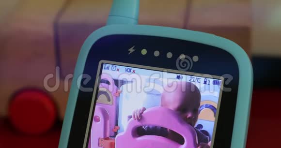 在婴儿手机监视器里的小男孩视频的预览图