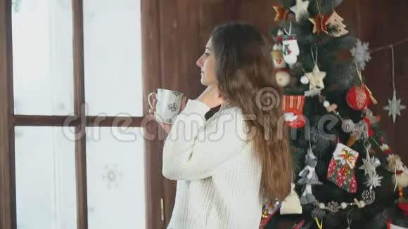 女孩在窗户附近喝茶视频的预览图