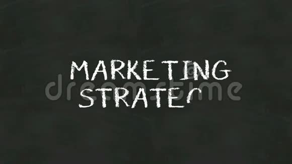 在黑板上写下营销策略的概念视频的预览图