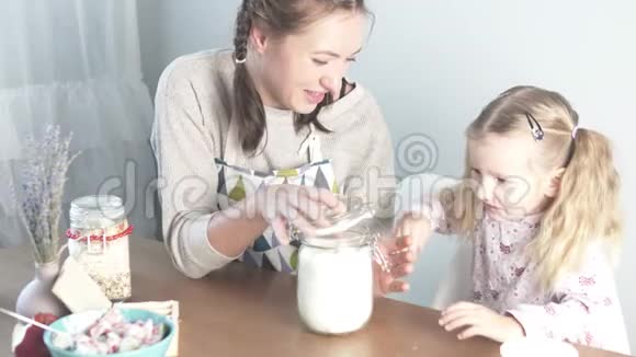 妈妈和女儿盖一罐面粉视频的预览图
