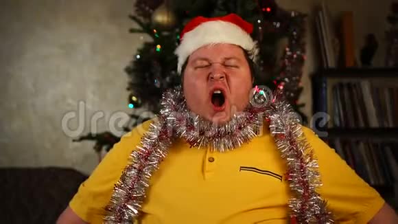 戴着圣诞帽的男人打哈欠视频的预览图