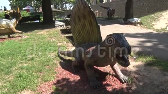 迪诺公园的真实恐龙双腿有爪子视频的预览图