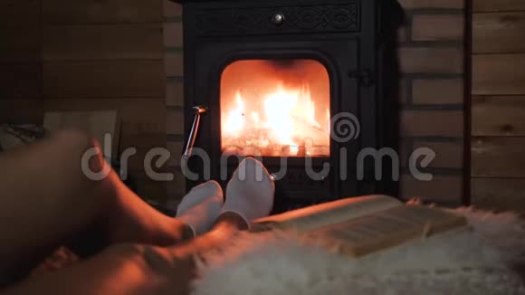 壁炉温暖的炉火使女人的双脚舒适而温暖视频的预览图