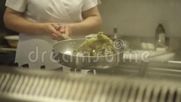 厨房里的锅上搅拌蛤蜊视频的预览图