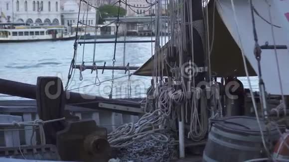 木帆船船头的绳索视频的预览图
