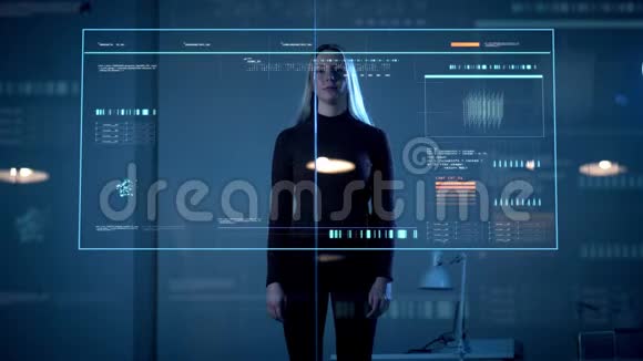 在虚拟电脑触摸屏工作的女人视频的预览图