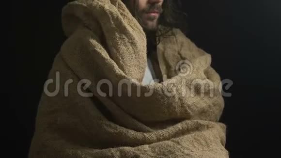 耶稣穿着长袍露出面包帮助饥饿的人上帝的仁慈和怜悯视频的预览图