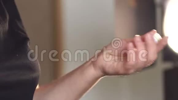 女孩洗牌胰岛素并获得它在注射器视频的预览图