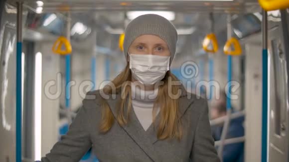 地铁车上戴面具的漂亮女人视频的预览图