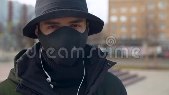 戴防护面罩的男人的肖像视频的预览图