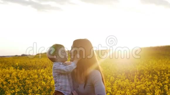日落时分母亲和儿子在田里玩耍慢节奏视频的预览图