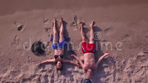 一对躺在海滩上的夫妇视频的预览图