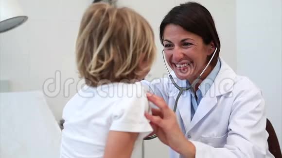 微笑的医生使一个孩子焕发活力视频的预览图