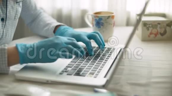 女性手在电脑上打字视频的预览图
