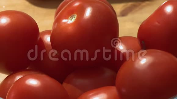 一堆红番茄视频的预览图