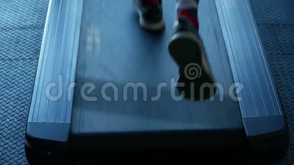 在健身房的跑步机上跑步视频的预览图