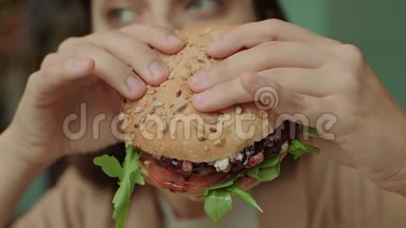 女孩手里的美味汉堡视频的预览图
