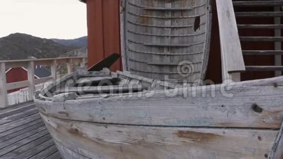甲板上的旧木船视频的预览图