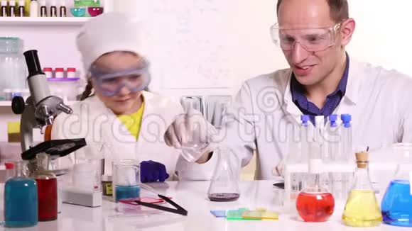泡沫化学实验视频的预览图