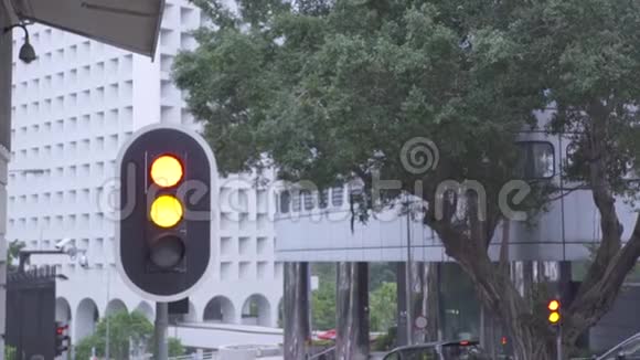 城市公路道路上的红绿灯和背景城市建筑上的汽车市区交通灯及车辆流量视频的预览图
