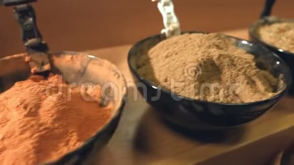 碗里的香料视频的预览图