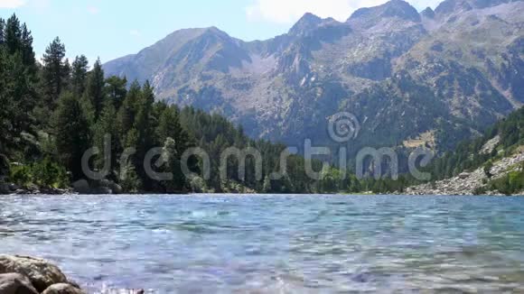 湖水清澈的山湖视频的预览图