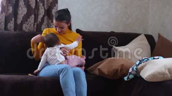 有趣的女婴和妈妈在家视频的预览图
