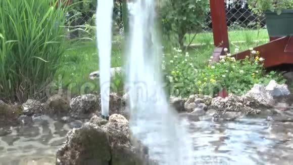 水从院子里的一个小喷泉掉进水里视频的预览图