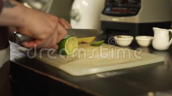 在咖啡馆里剪柠檬片视频的预览图