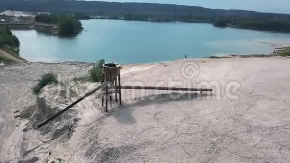 边上有一个蓝色的湖和一个女孩的沙坑视频的预览图